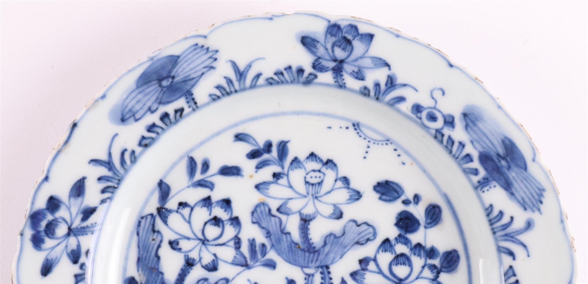 A blue/white porcelain contoured plate, China, 2nd half of the 17th century. - Image 7 of 7