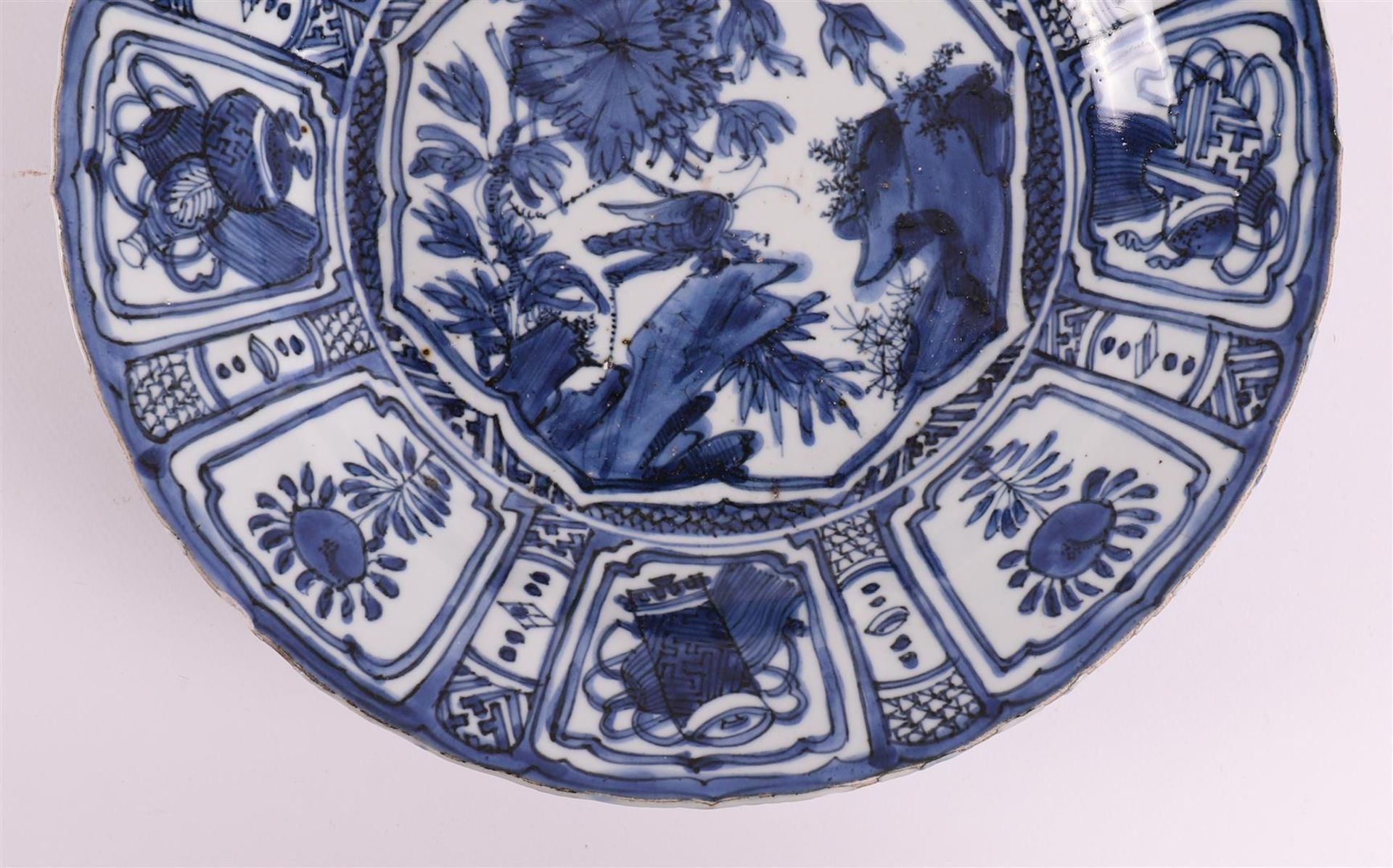 A blue/white porcelain 'kraak' dish, China, Wanli, around 1600. - Image 4 of 8