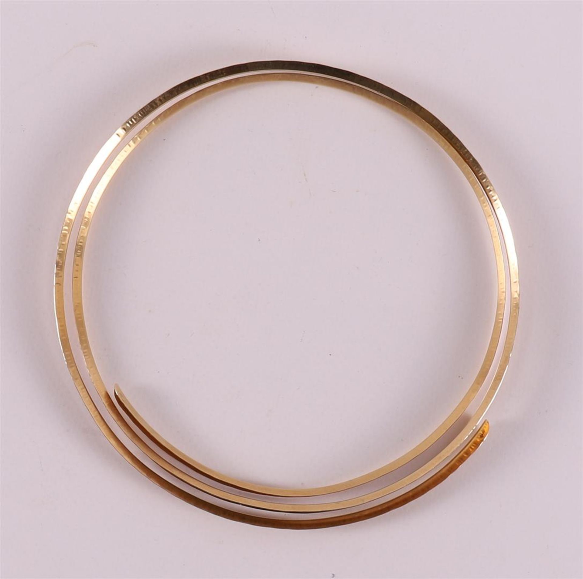 A round spiral matted 14 kt 585/1000 yellow gold choker. - Image 4 of 4