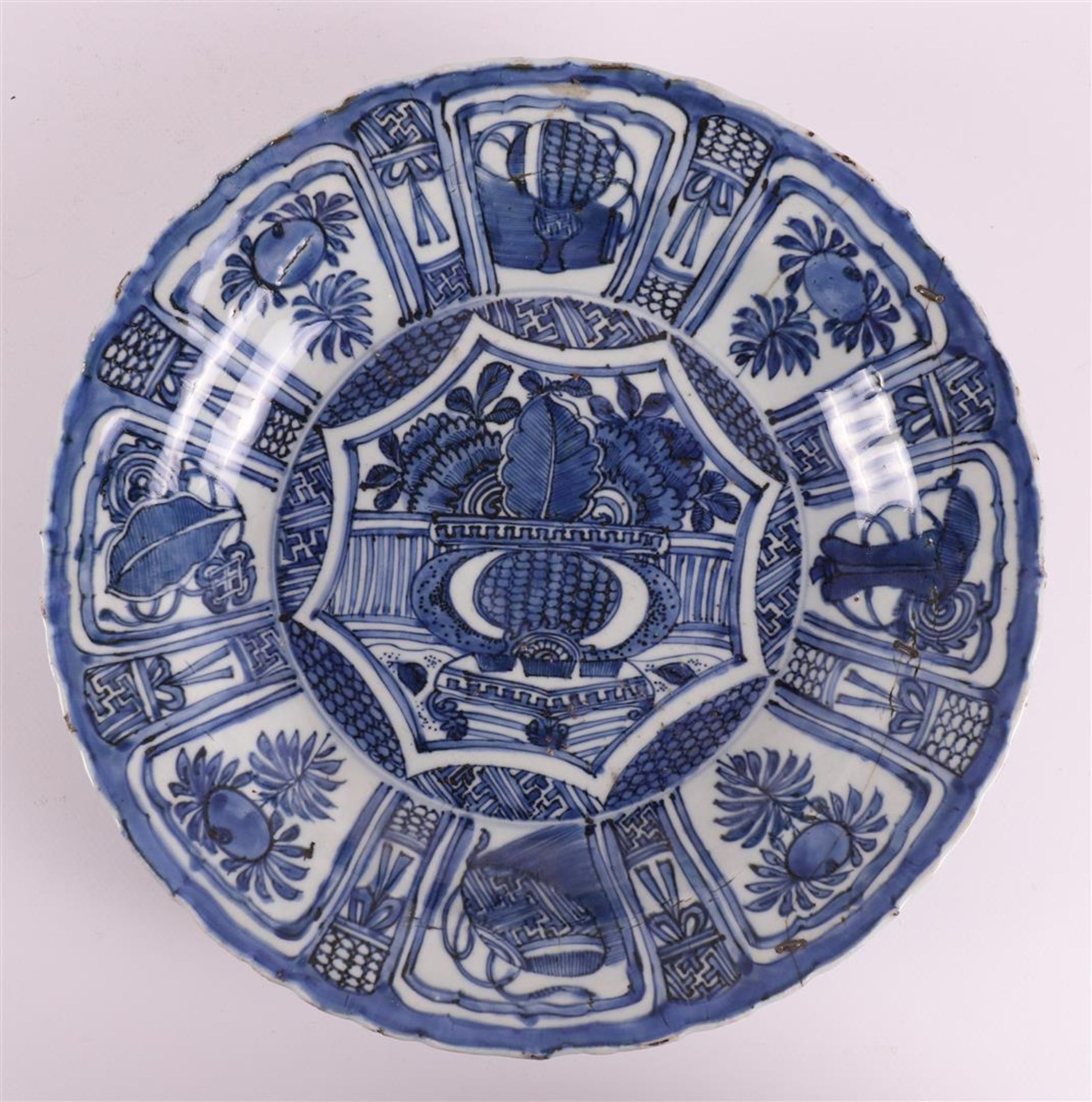 A blue/white porcelain 'kraak' dish, China, Wanli, around 1600. - Image 2 of 10