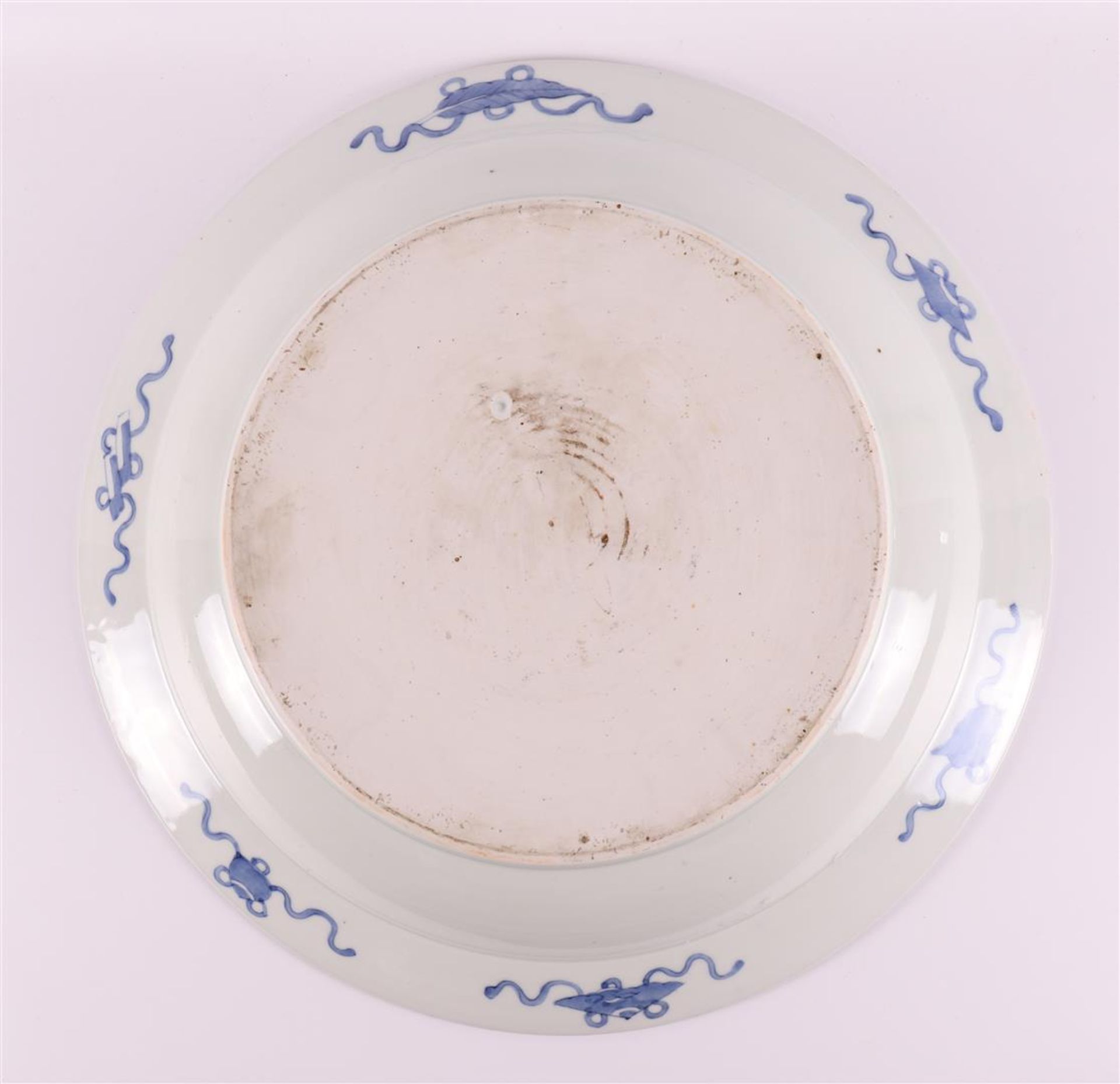 A blue/white porcelain dish with tripod, China, Qianlong, 2nd half of the 18th c - Image 6 of 8