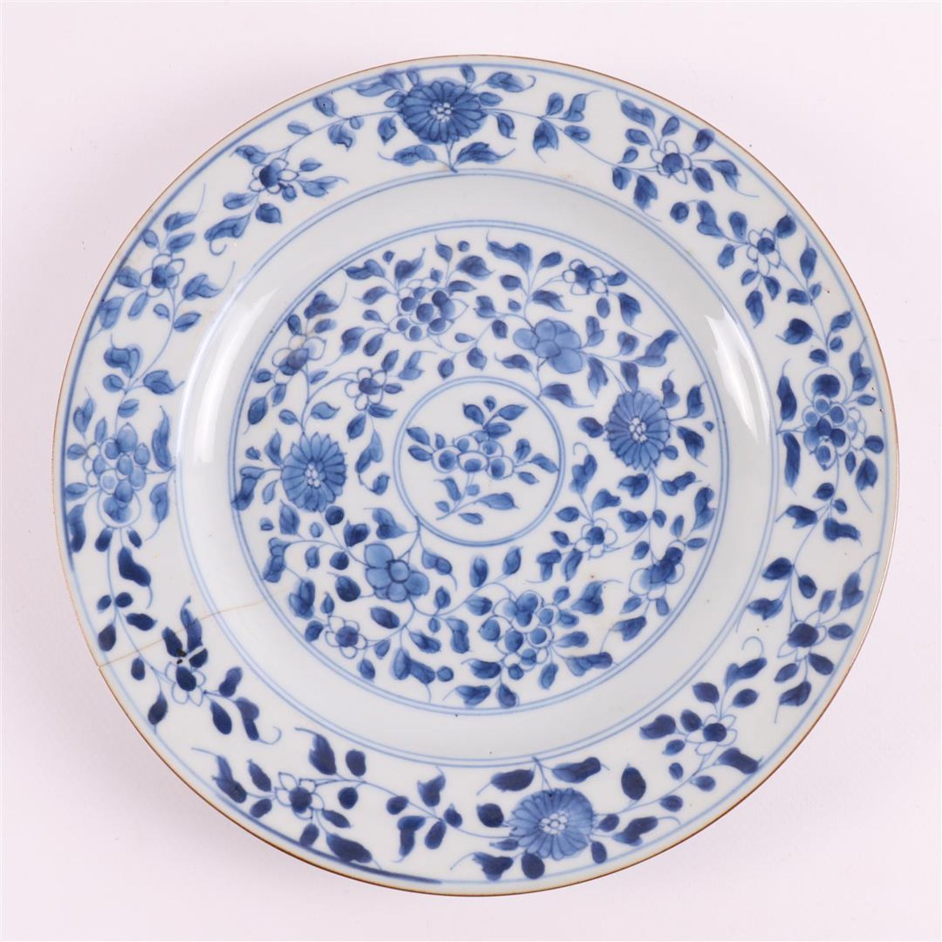 Four various blue/white porcelain plates, China, Qianlong, 18th century. - Bild 8 aus 14