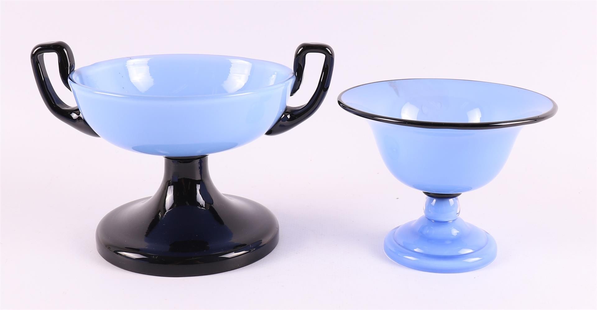 A blue glass bowl, executed by: Loetz Witwe Klostermuehle, 1910-1930 - Image 4 of 6