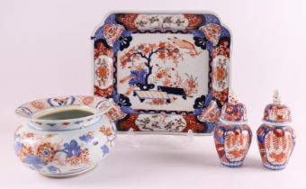 A lot of various Chinese and Japanese porcelain, including night mirror, 18th/19