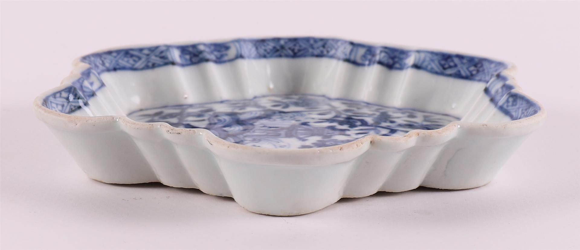 A blue/white scalloped porcelain pattipan, China, Younzheng, 18th century. - Image 3 of 5