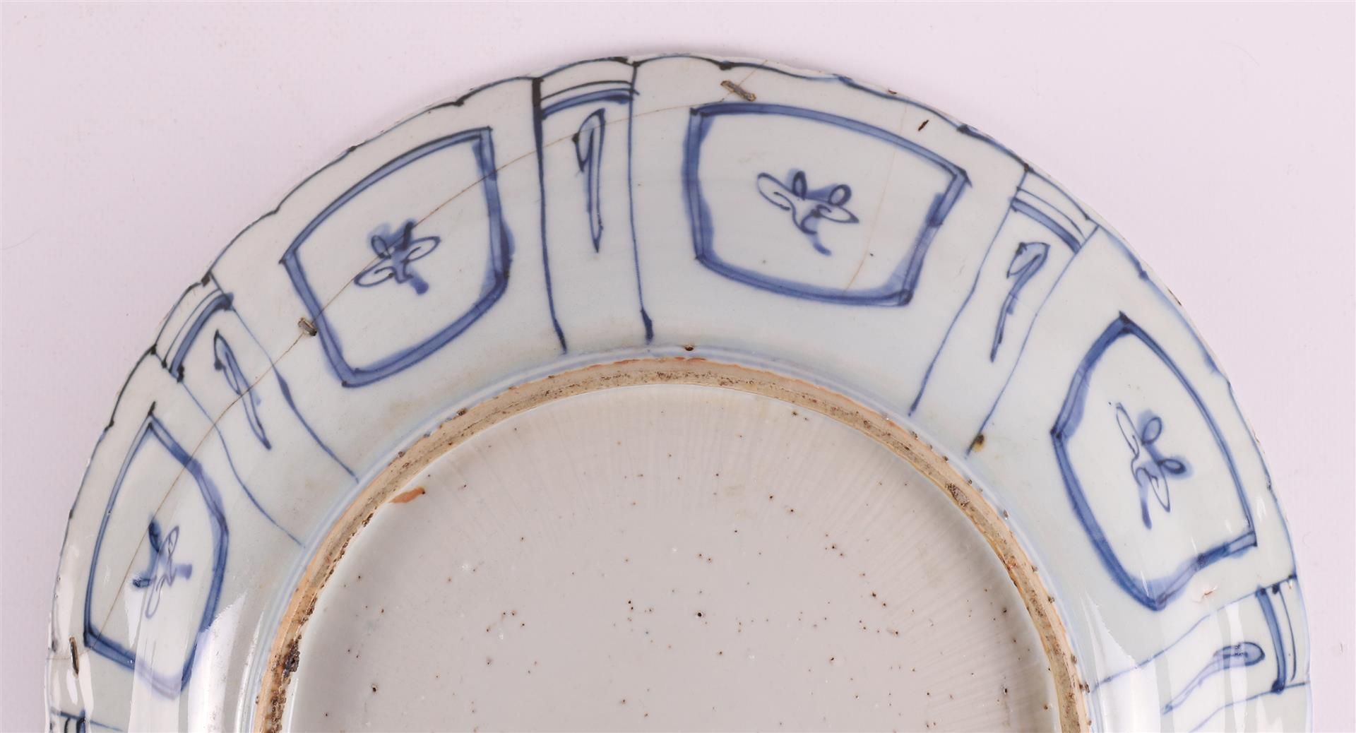 A blue/white porcelain 'kraak' dish, China, Wanli, around 1600. - Image 8 of 10