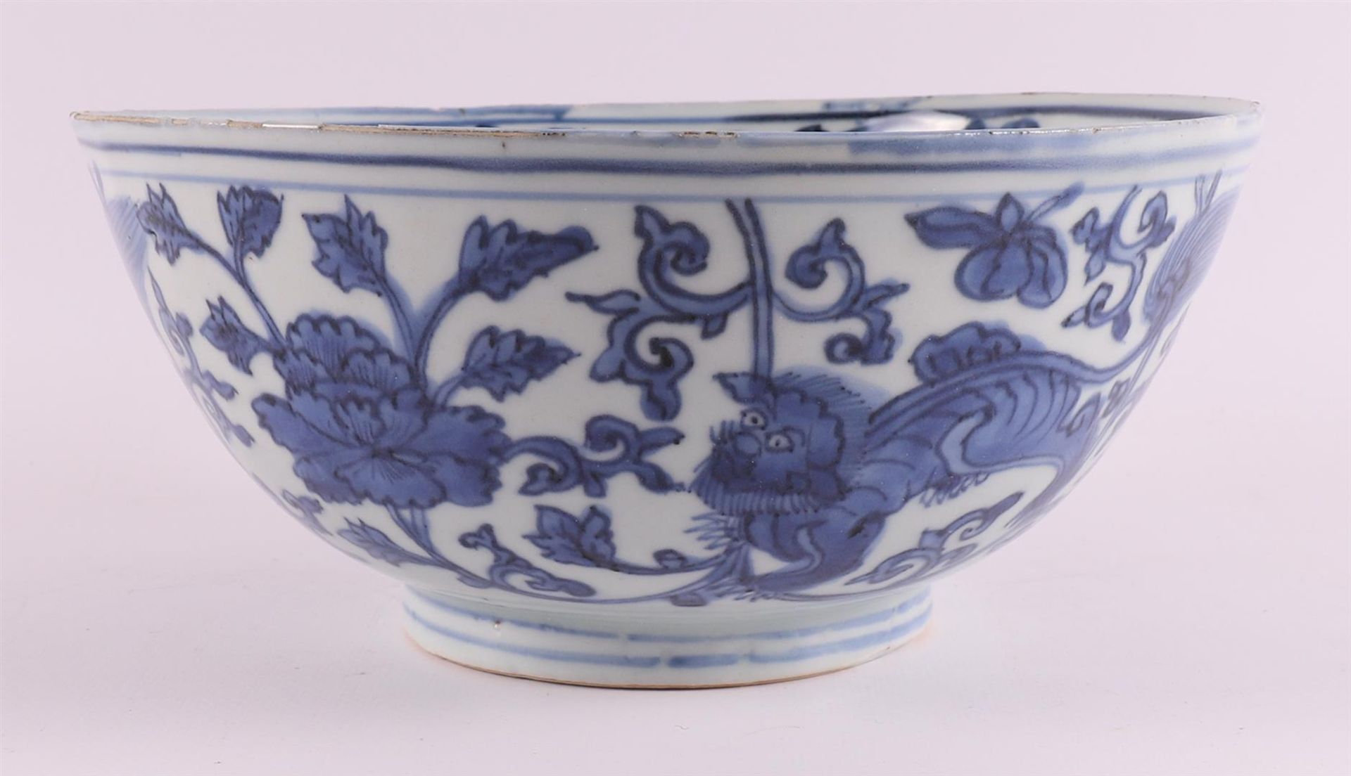 A blue/white porcelain bowl on stand ring, China, late Ming style. - Bild 3 aus 9