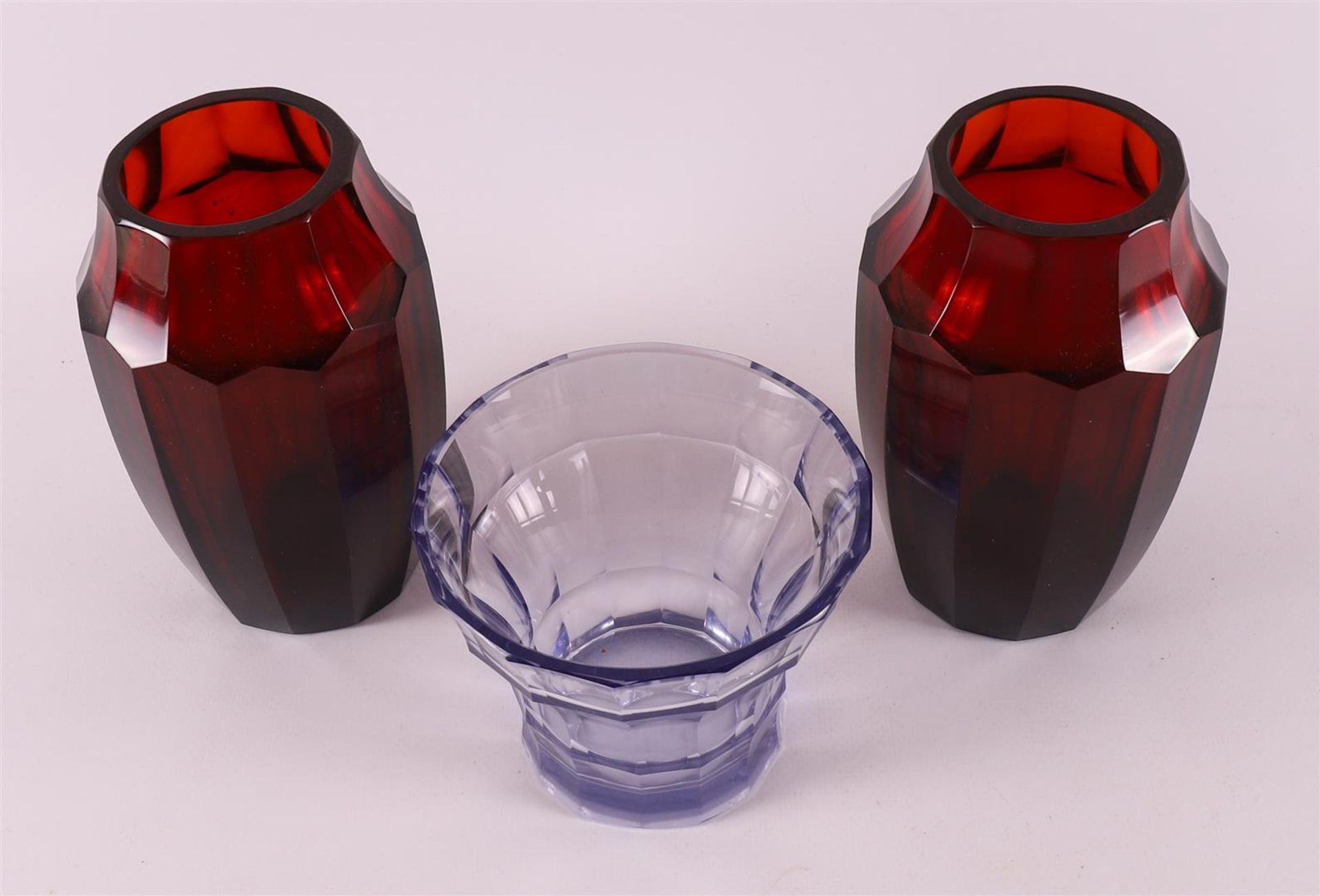 A pair of red glass faceted Art Deco vases, executed by Moser, ca. 1930. - Image 2 of 6