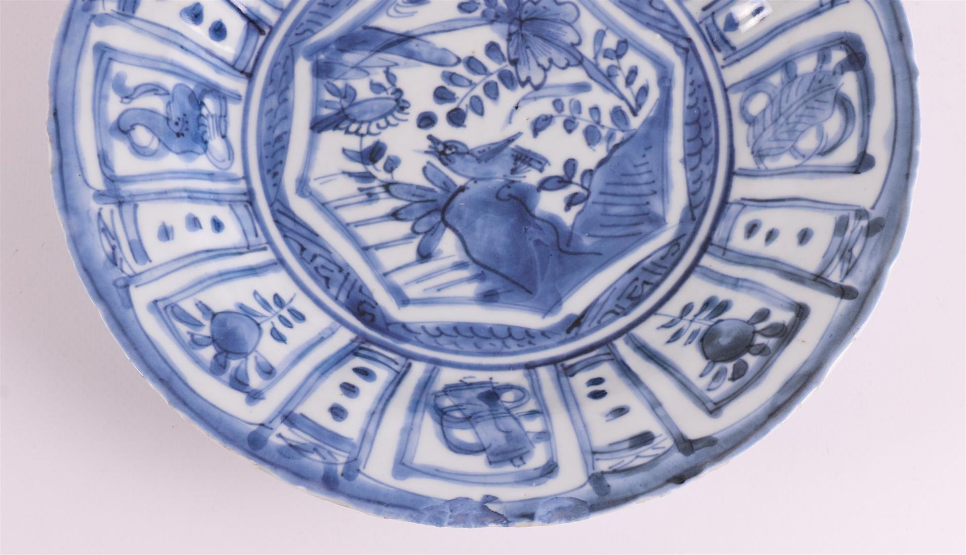 A blue/white porcelain 'kraak' dish, China, Wanli, around 1600. - Image 4 of 6