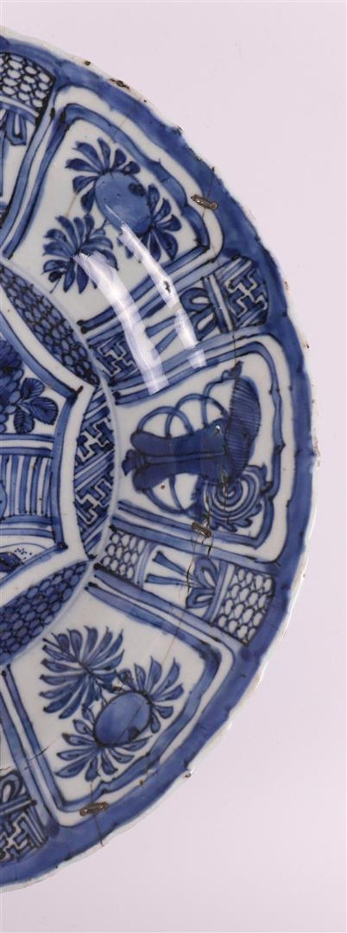 A blue/white porcelain 'kraak' dish, China, Wanli, around 1600. - Image 5 of 10