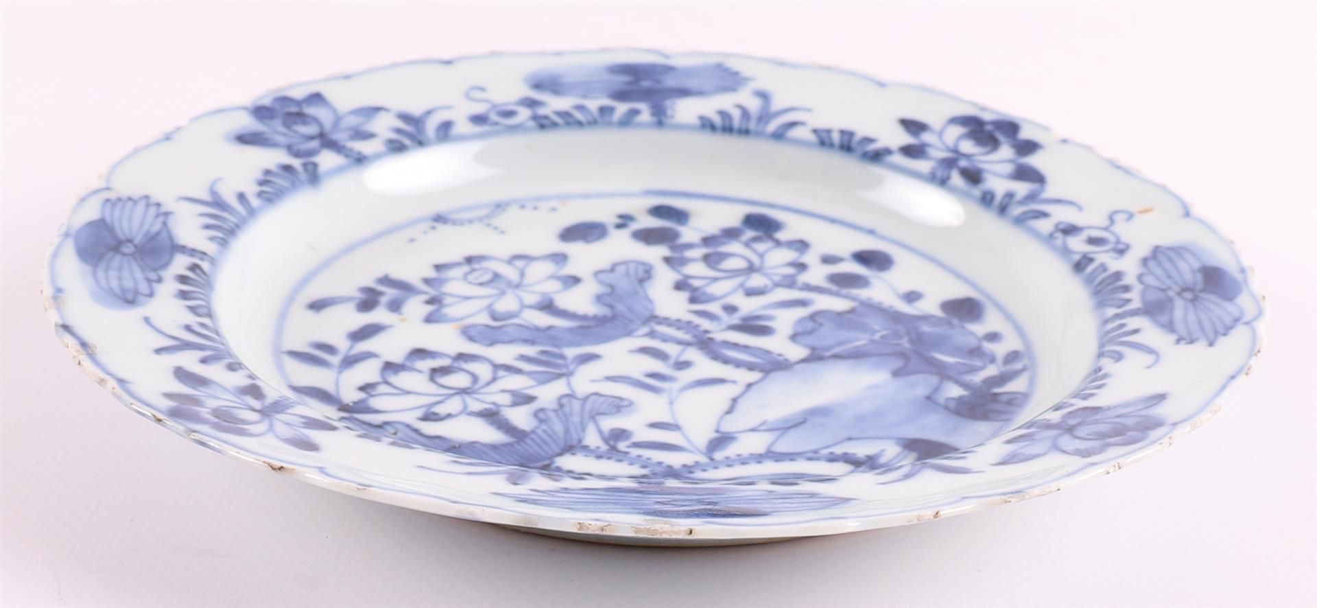 A blue/white porcelain contoured plate, China, 2nd half of the 17th century. - Image 4 of 7