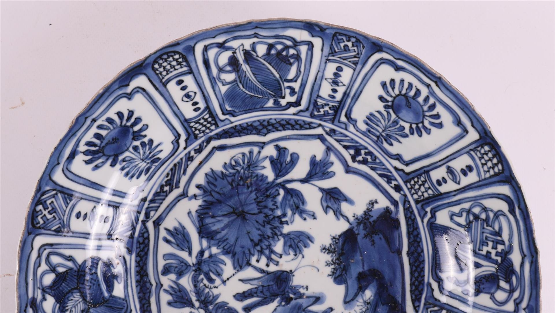 A blue/white porcelain 'kraak' dish, China, Wanli, around 1600. - Image 3 of 8