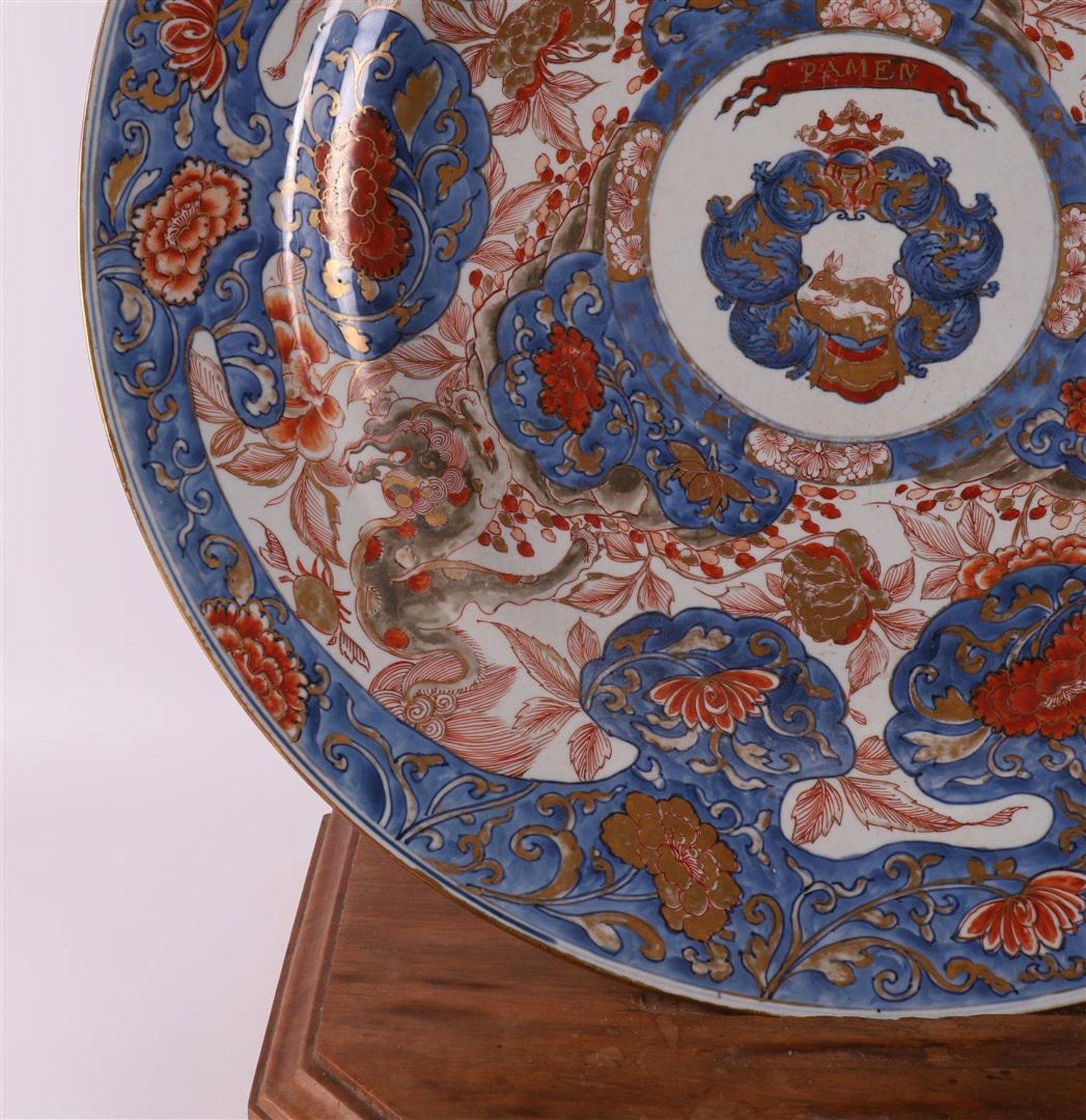 A porcelain Chinese Imari dish with inscription 'PAMEN', China, Kangxi. - Bild 5 aus 8