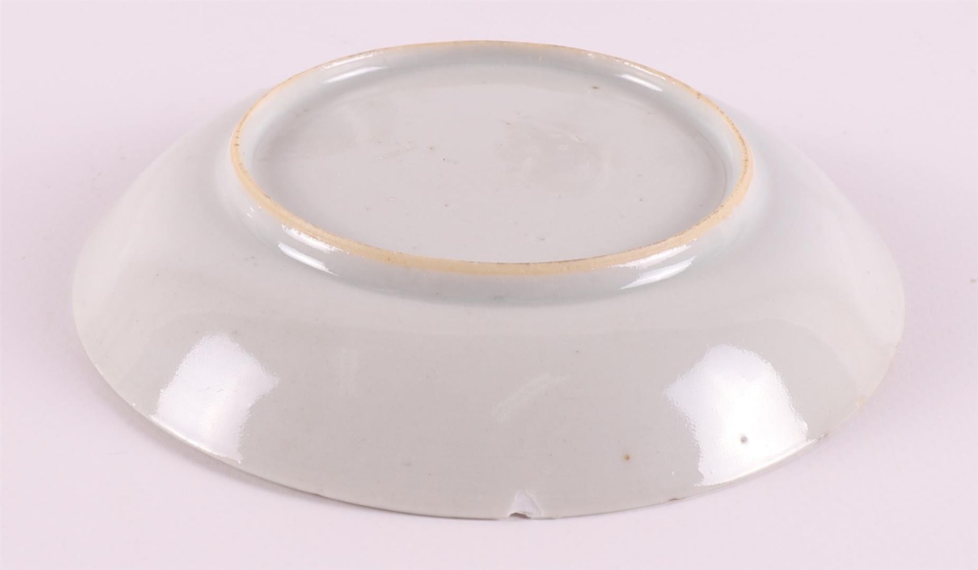 A porcelain Chine de Commande cup and saucer, China, Qianlong 18th century. - Bild 5 aus 17