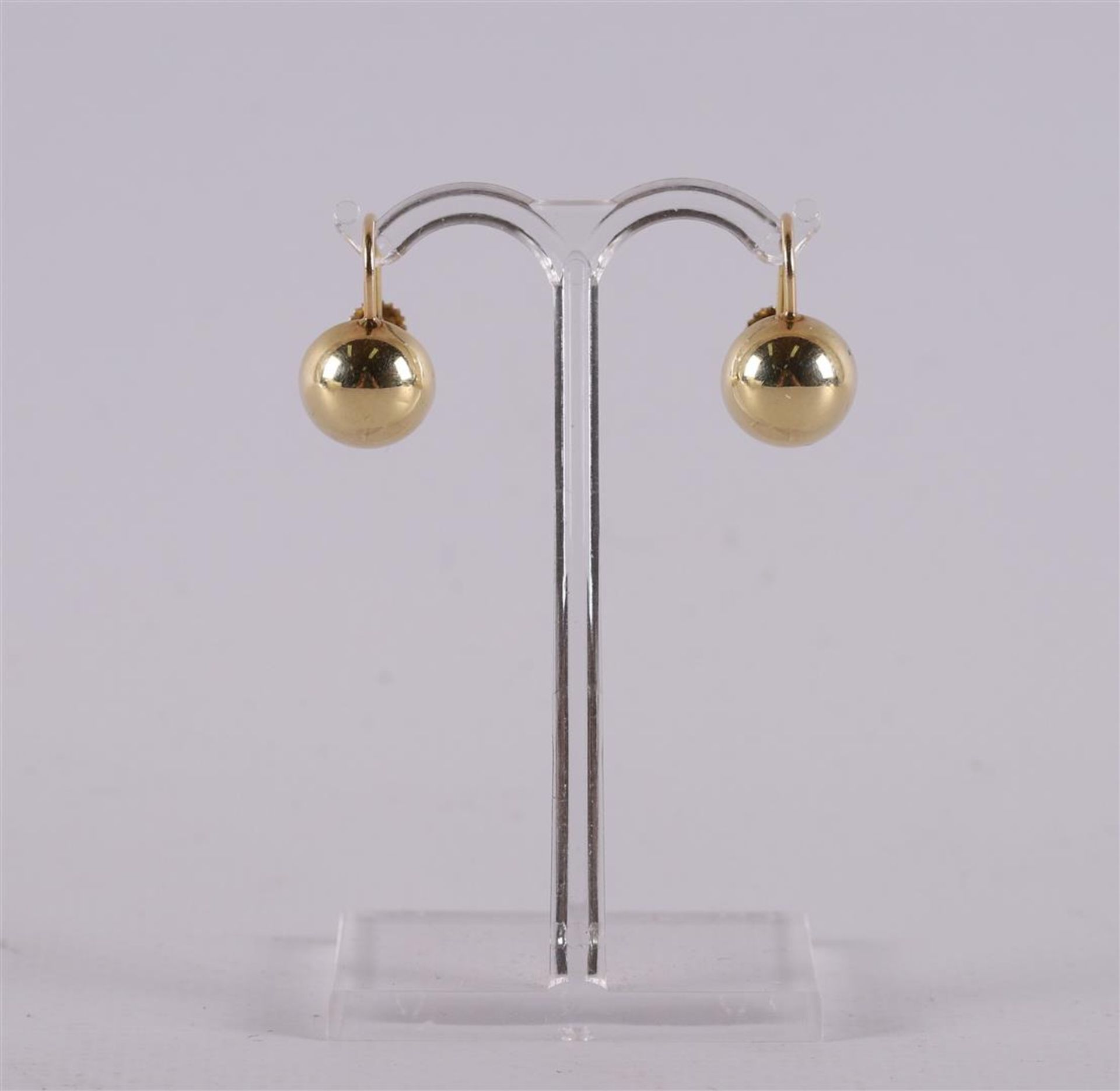 A pair of 14 kt 585/1000 yellow gold hemispherical earrings.