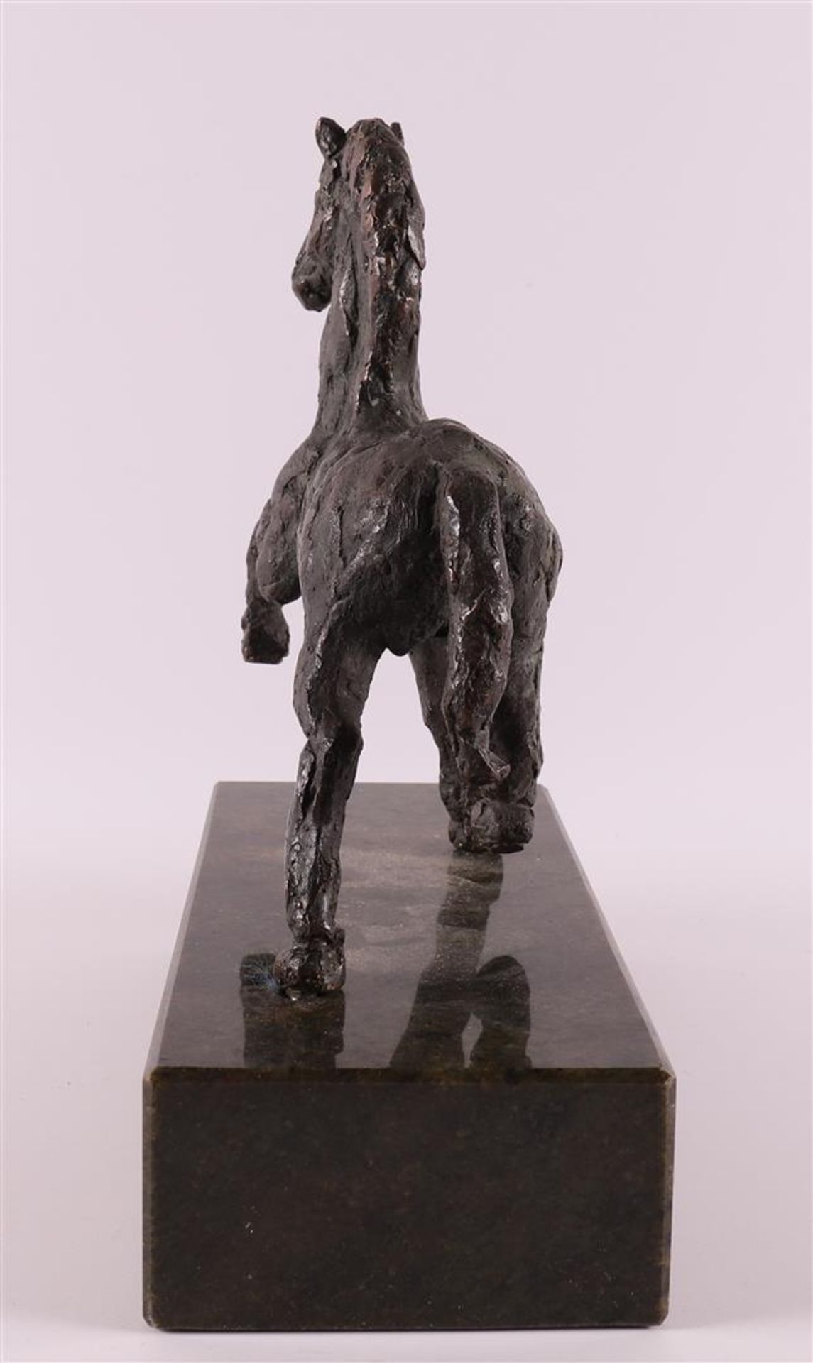 A brown patinated bronze horse on green natural stone base, 20th century. - Image 4 of 4