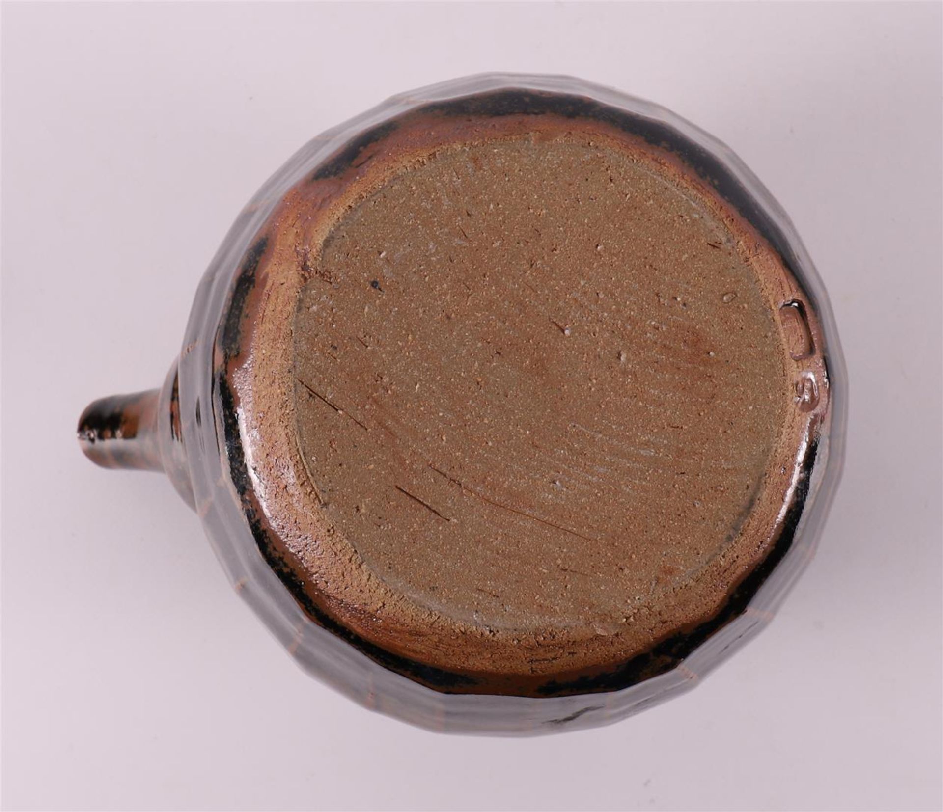 A brown glazed ceramic teapot, 2nd half of the 20th century. - Bild 6 aus 8
