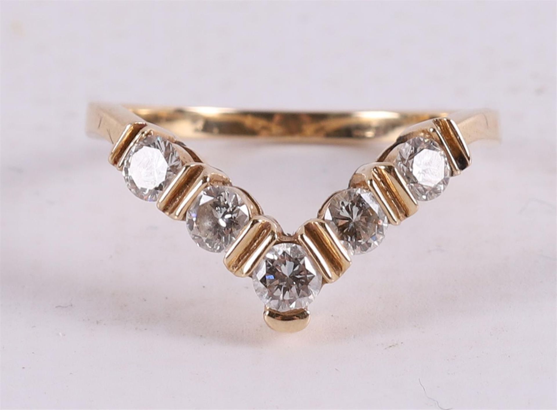 A 14 kt 585/1000 yellow gold vintage women's ring, set with five diamonds.