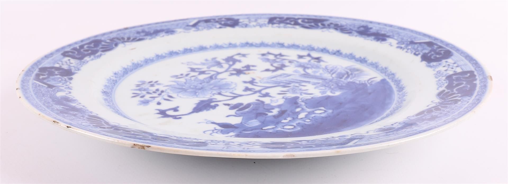 A blue/white porcelain double plate, China, Qianlong, 1st half 18th century. - Image 6 of 6