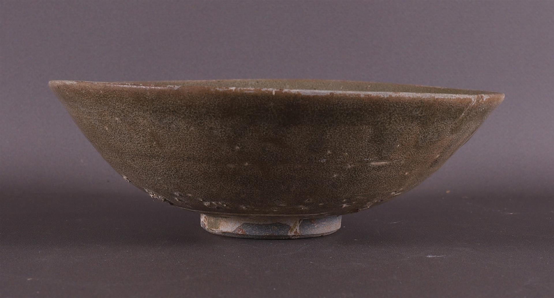 A green glazed stoneware bowl on stand ring, China, Song/Ming. - Image 3 of 8
