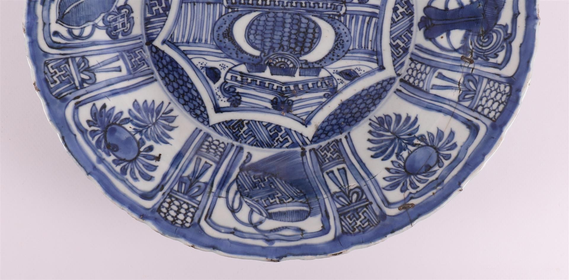 A blue/white porcelain 'kraak' dish, China, Wanli, around 1600. - Image 6 of 10