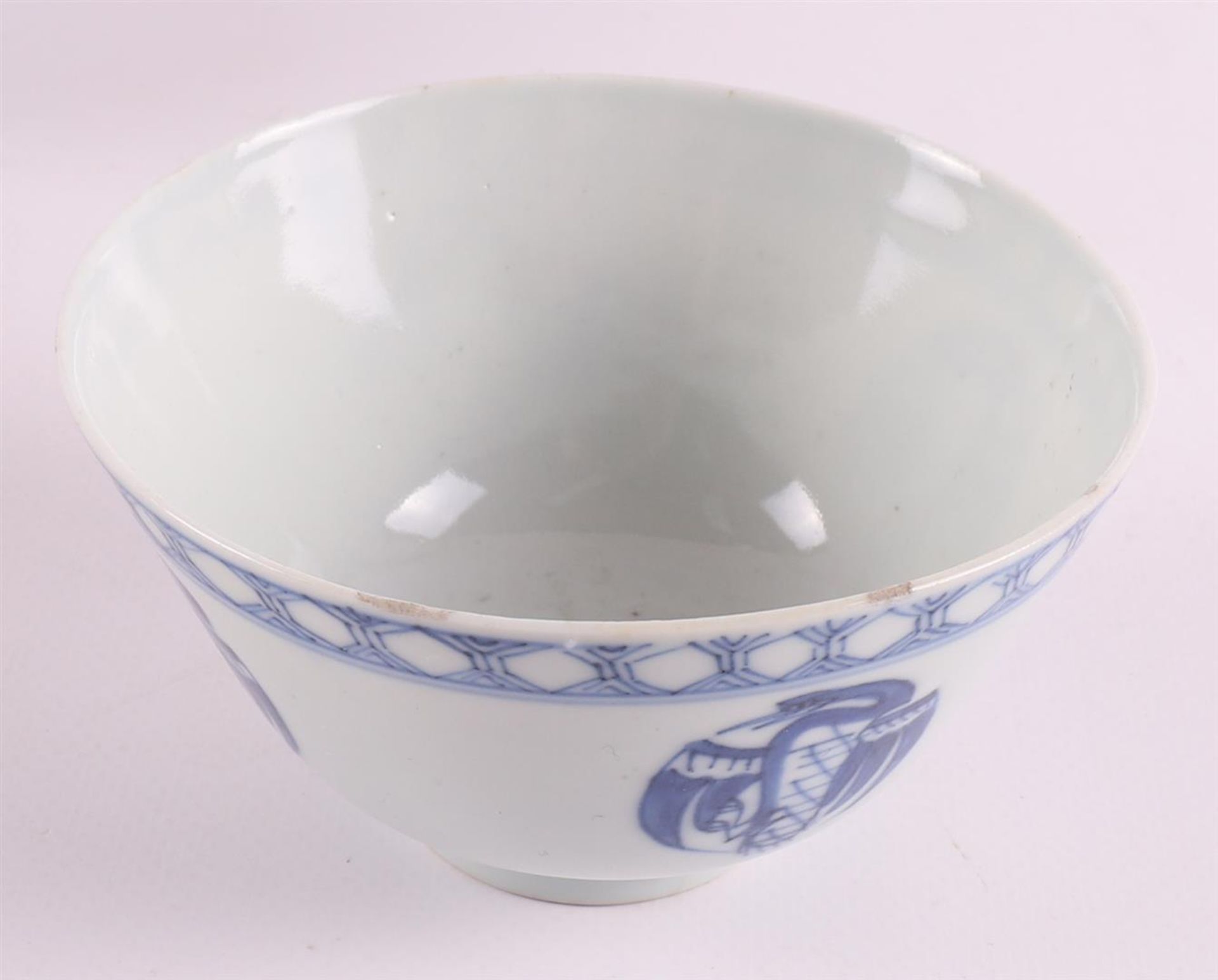 A pair of blue/white porcelain bowls on a stand, China, early 20th century. - Image 4 of 8