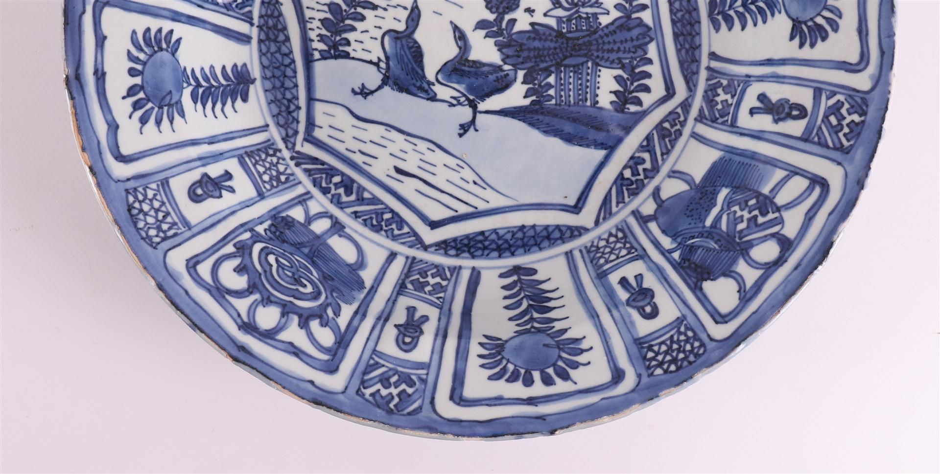 A blue/white porcelain 'kraak' dish, China, Wanli, around 1600. - Image 3 of 9