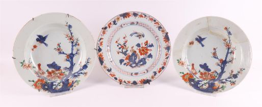 A porcelain Chinese Imari plate, China, Kangxi, 18th century.