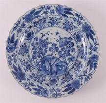 A blue/white porcelain contoured dish, China, Kangxi, around 1700
