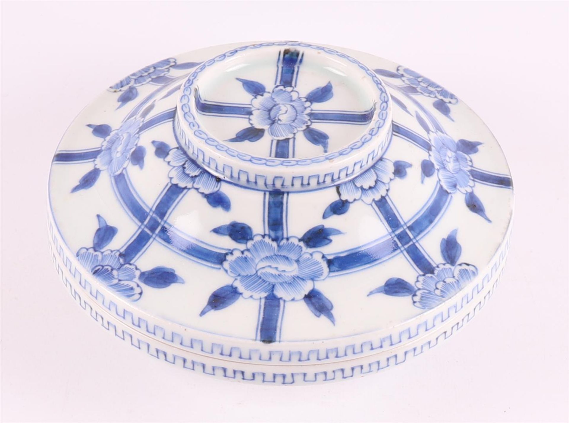 A blue/white porcelain lidded bowl, Japan, 19th century. - Image 2 of 6
