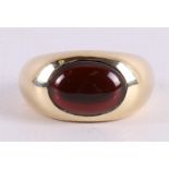 A 14 kt 585/1000 yellow gold ring, set with a cabochon cut red colored stone