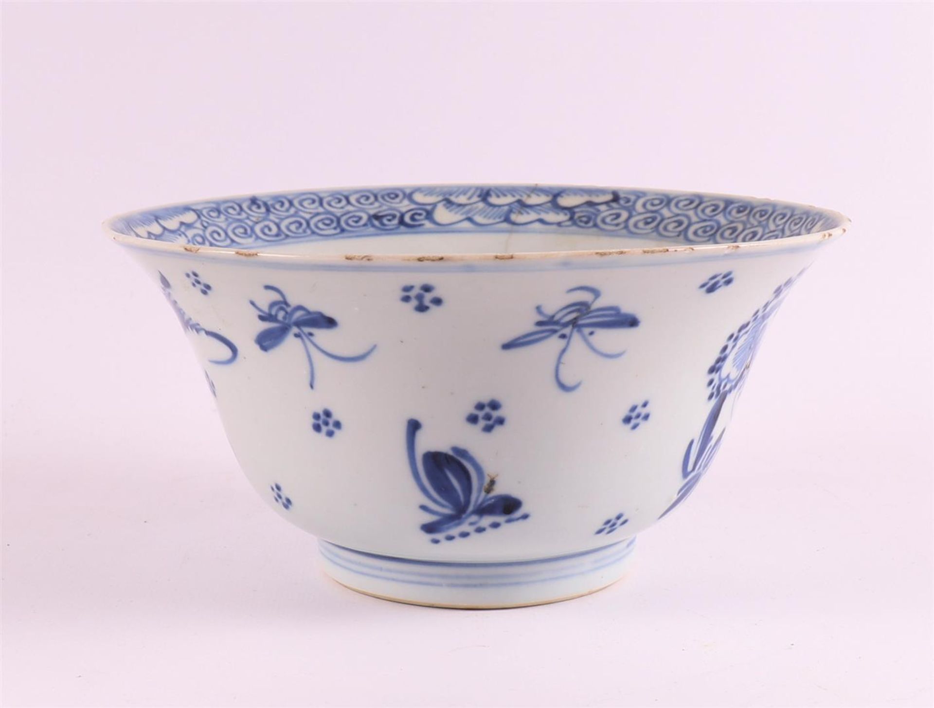 A blue/white porcelain bowl on stand ring, China, Kangxi style, 19th century. - Bild 3 aus 12