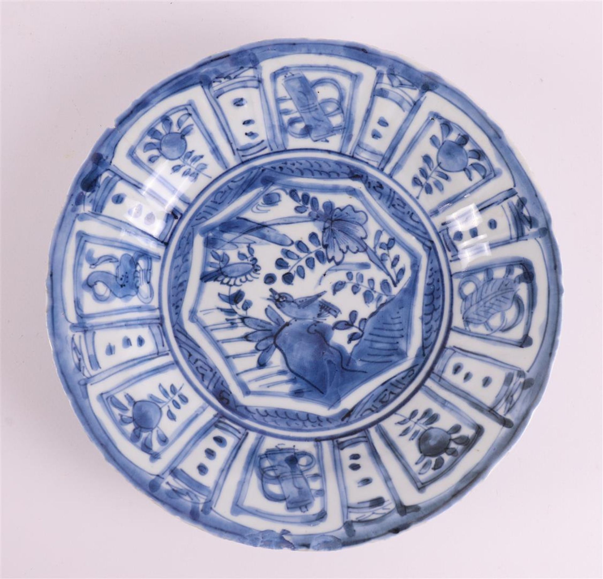 A blue/white porcelain 'kraak' dish, China, Wanli, around 1600. - Image 2 of 6
