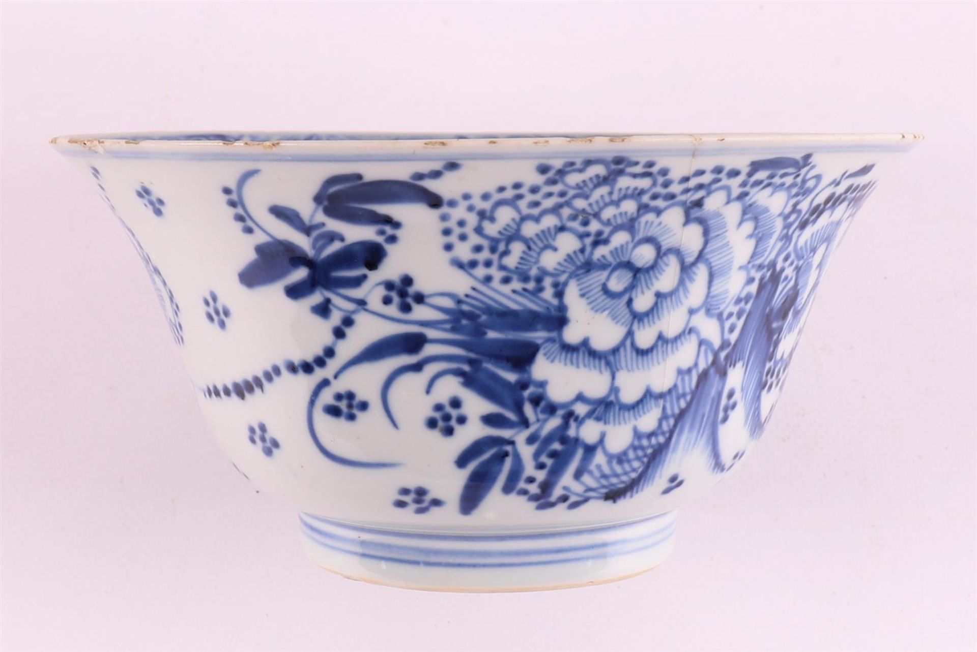 A blue/white porcelain bowl on stand ring, China, Kangxi style, 19th century. - Bild 6 aus 12