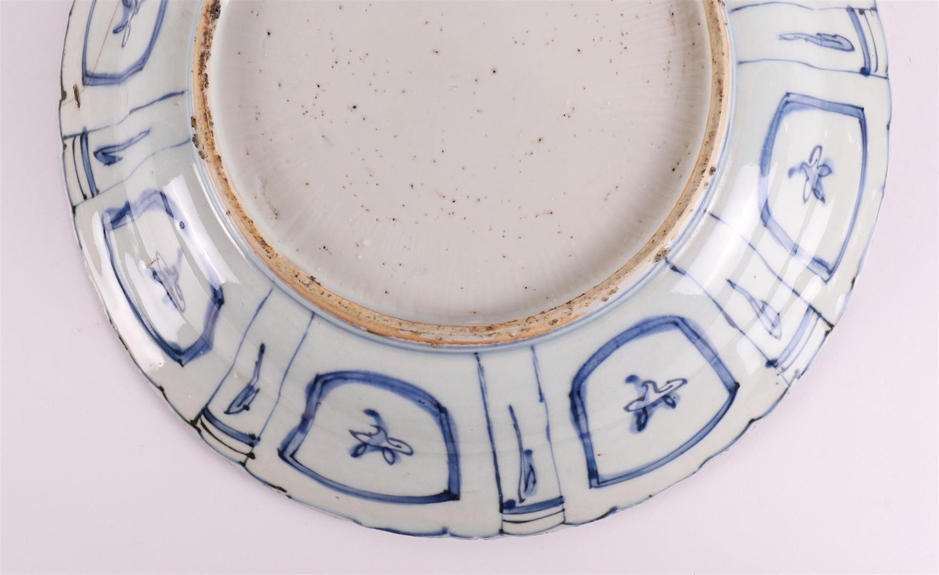 A blue/white porcelain 'kraak' dish, China, Wanli, around 1600. - Image 9 of 10