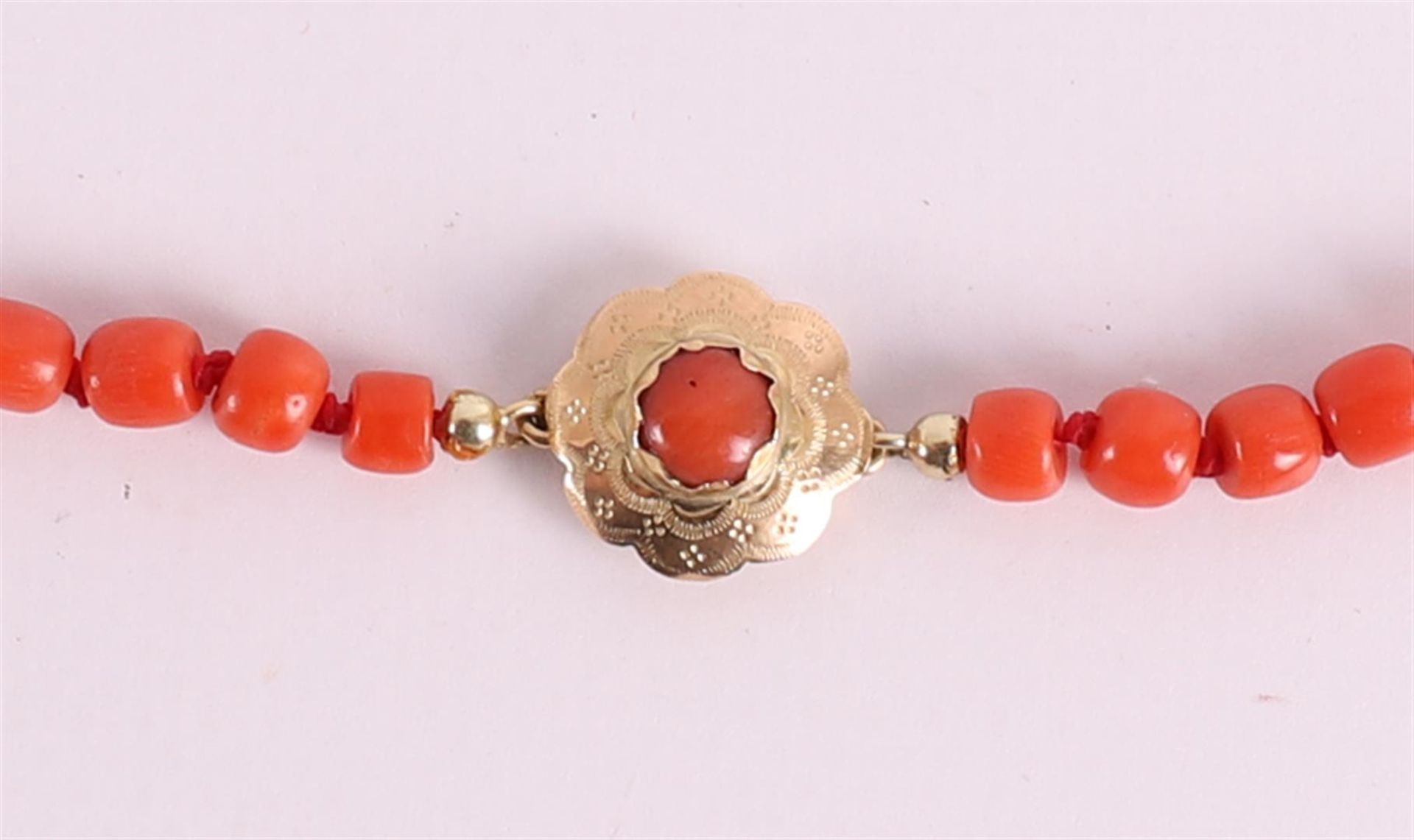 A three-row necklace of red corals on a 14 carat gold clasp, around 1900. - Bild 2 aus 2