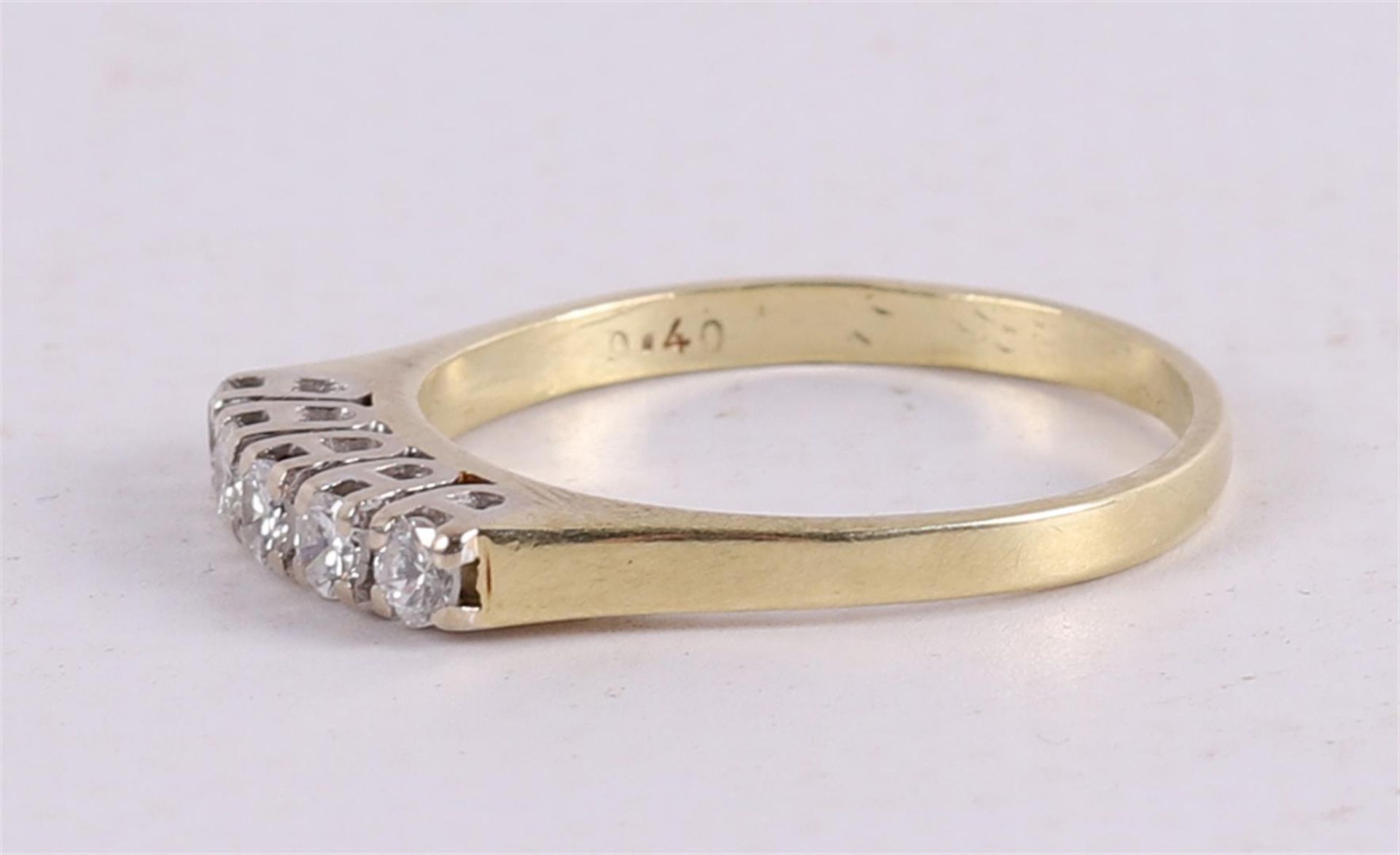 A 14 kt 585/1000 yellow gold row ring, set with five brilliant cut diamonds. - Bild 2 aus 2