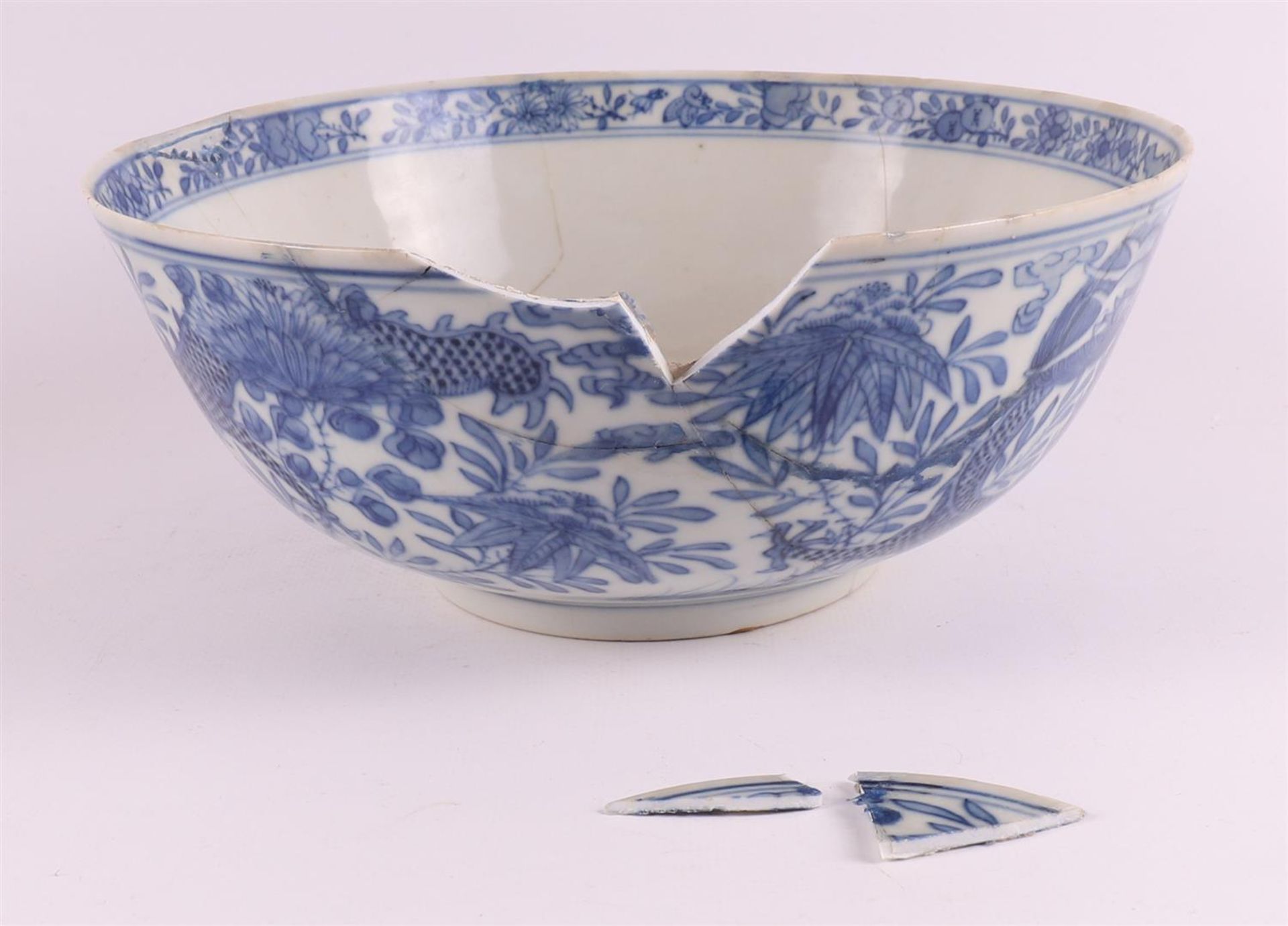 A lot of various Chinese porcelain bowls, China, 18th century - Image 6 of 25