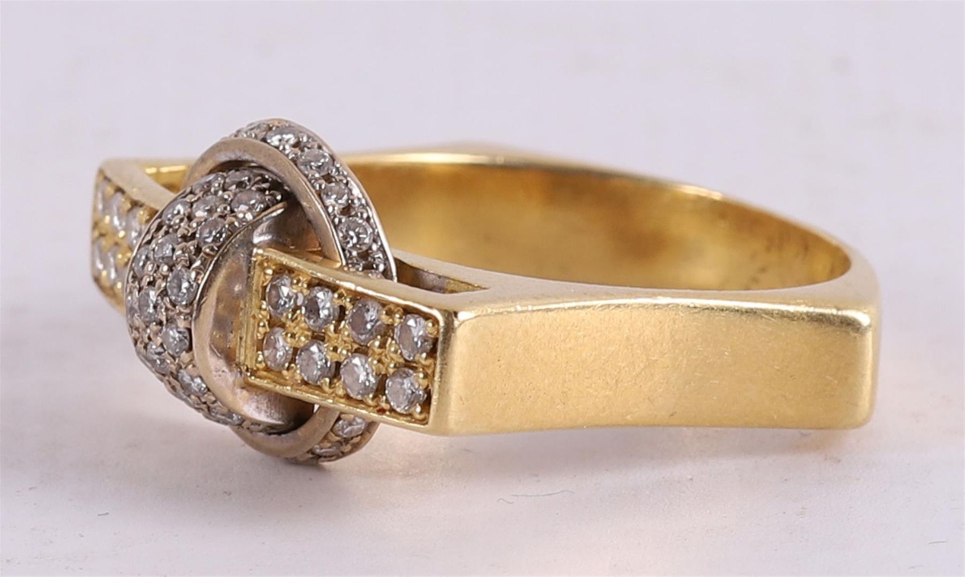 A 14 kt 585/1000 yellow gold men's ring, set with many brilliants. - Image 3 of 3
