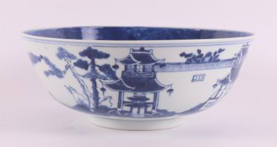 A blue/white porcelain bowl on stand, China, 1st half 19th century.