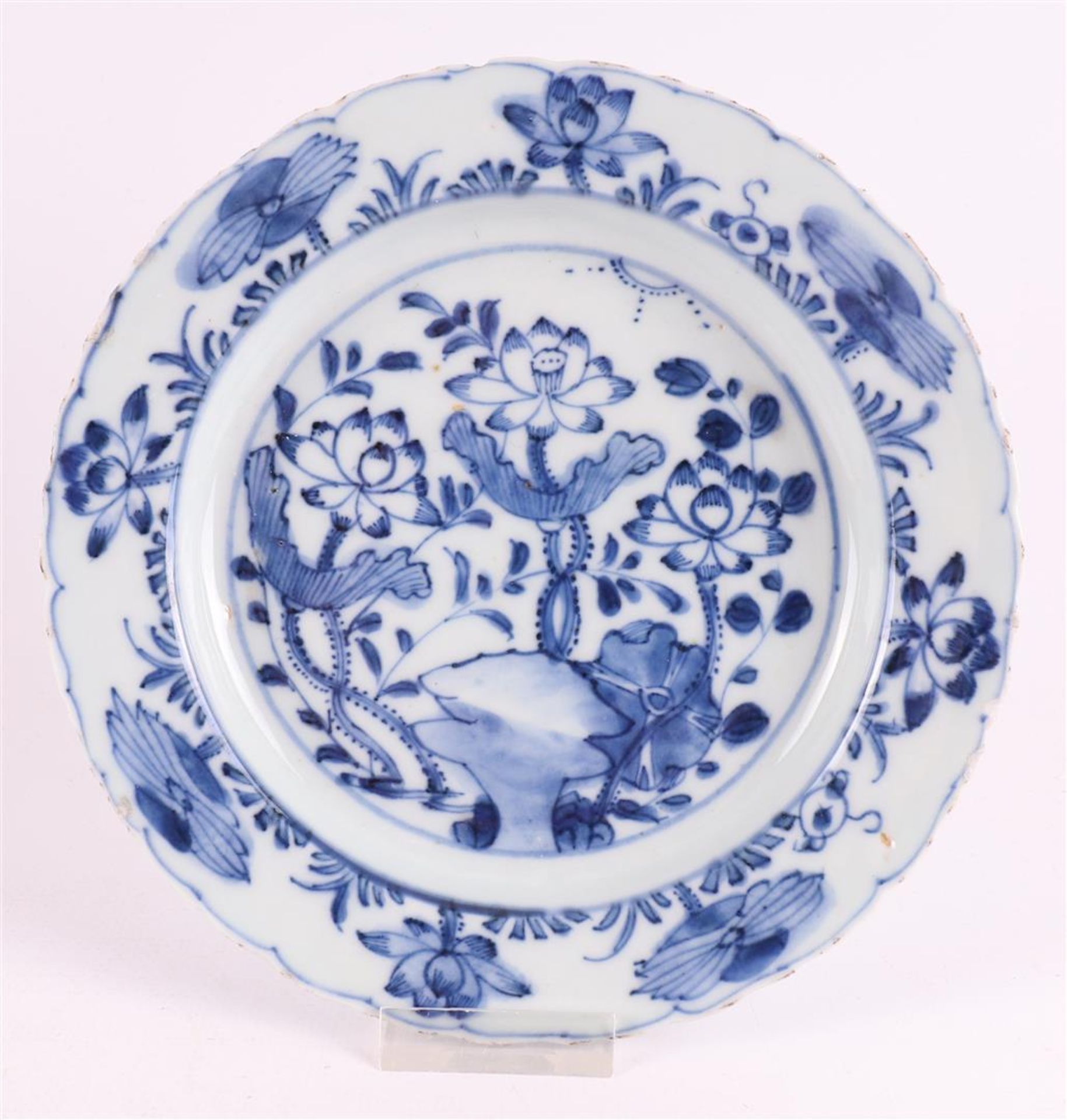 A blue/white porcelain contoured plate, China, 2nd half of the 17th century.