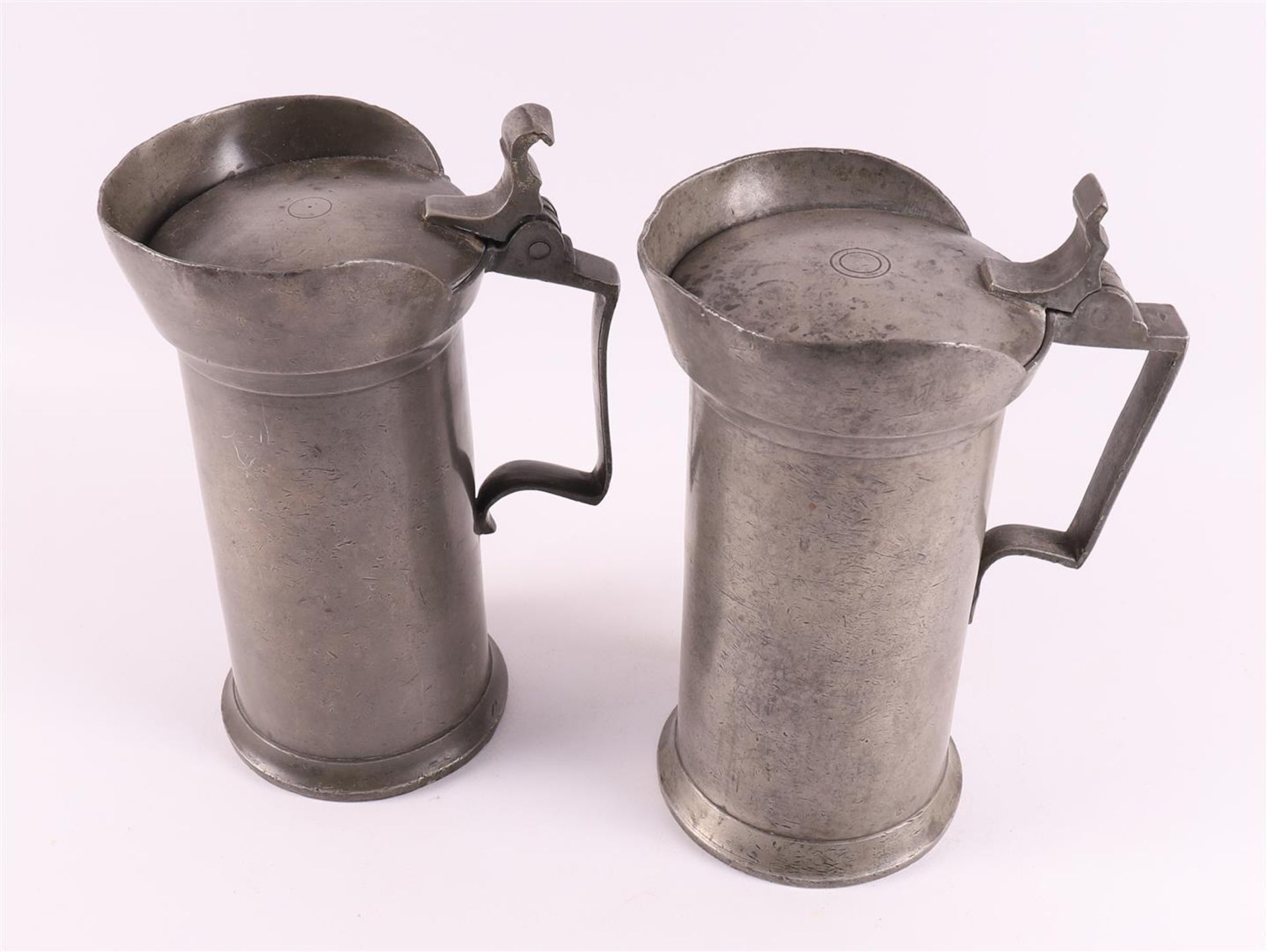 Two blank pewter one liter measuring jugs with flap lid, Holland 19th century. - Image 3 of 7