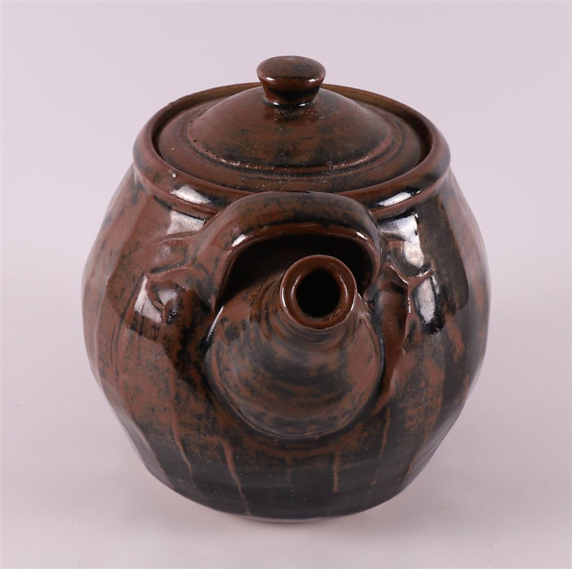 A brown glazed ceramic teapot, 2nd half of the 20th century. - Bild 4 aus 8
