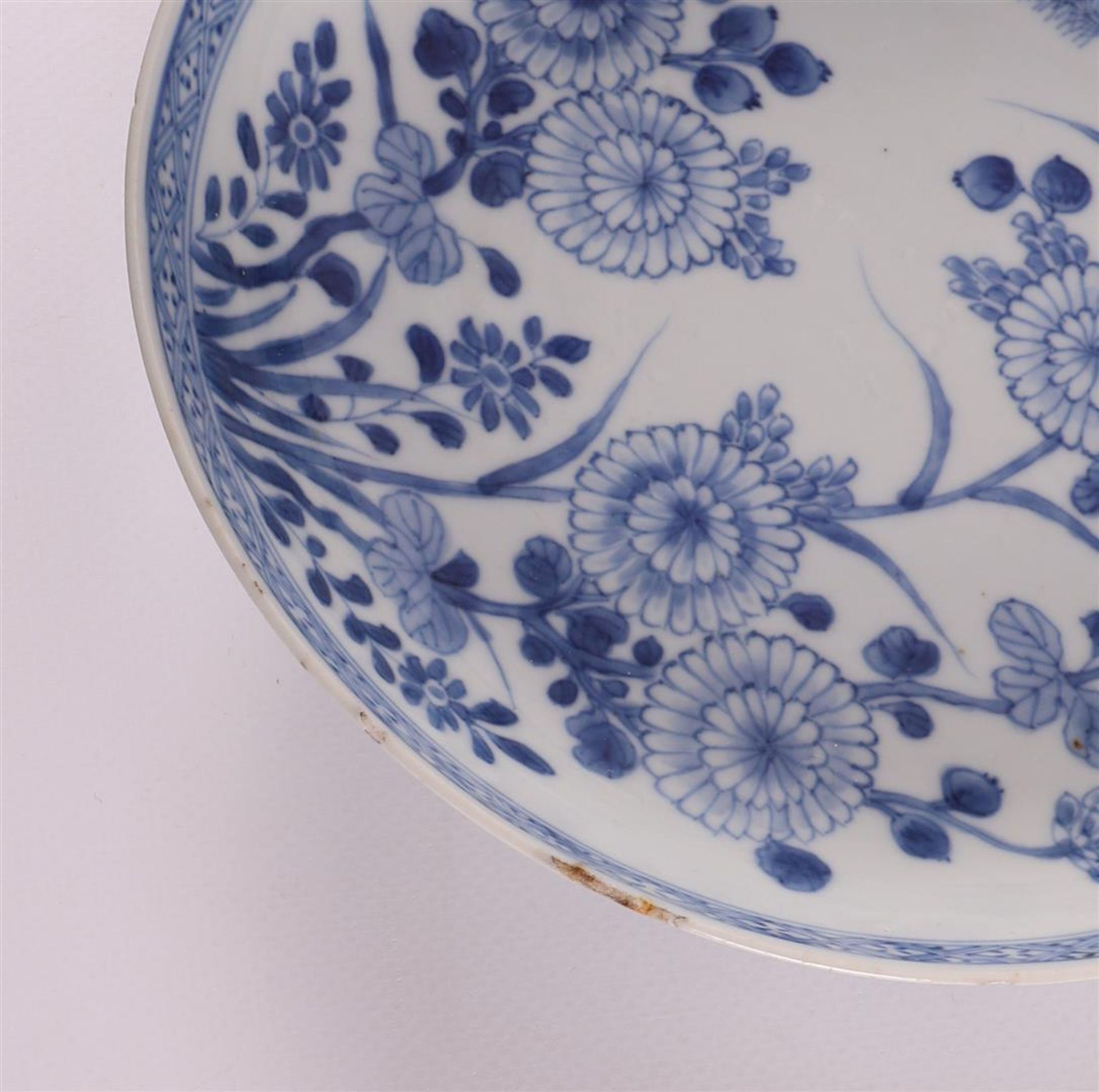 A series of three blue/white porcelain plates, China, Qianlong, 18th century. - Bild 6 aus 11