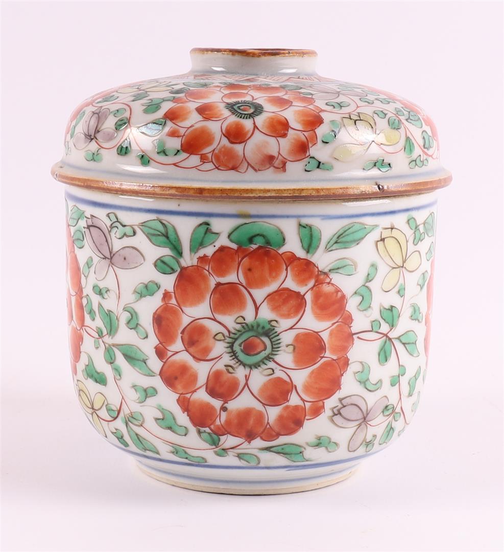 A porcelain famille verte lidded jar, China, Kangxi, around 1700. - Image 4 of 10