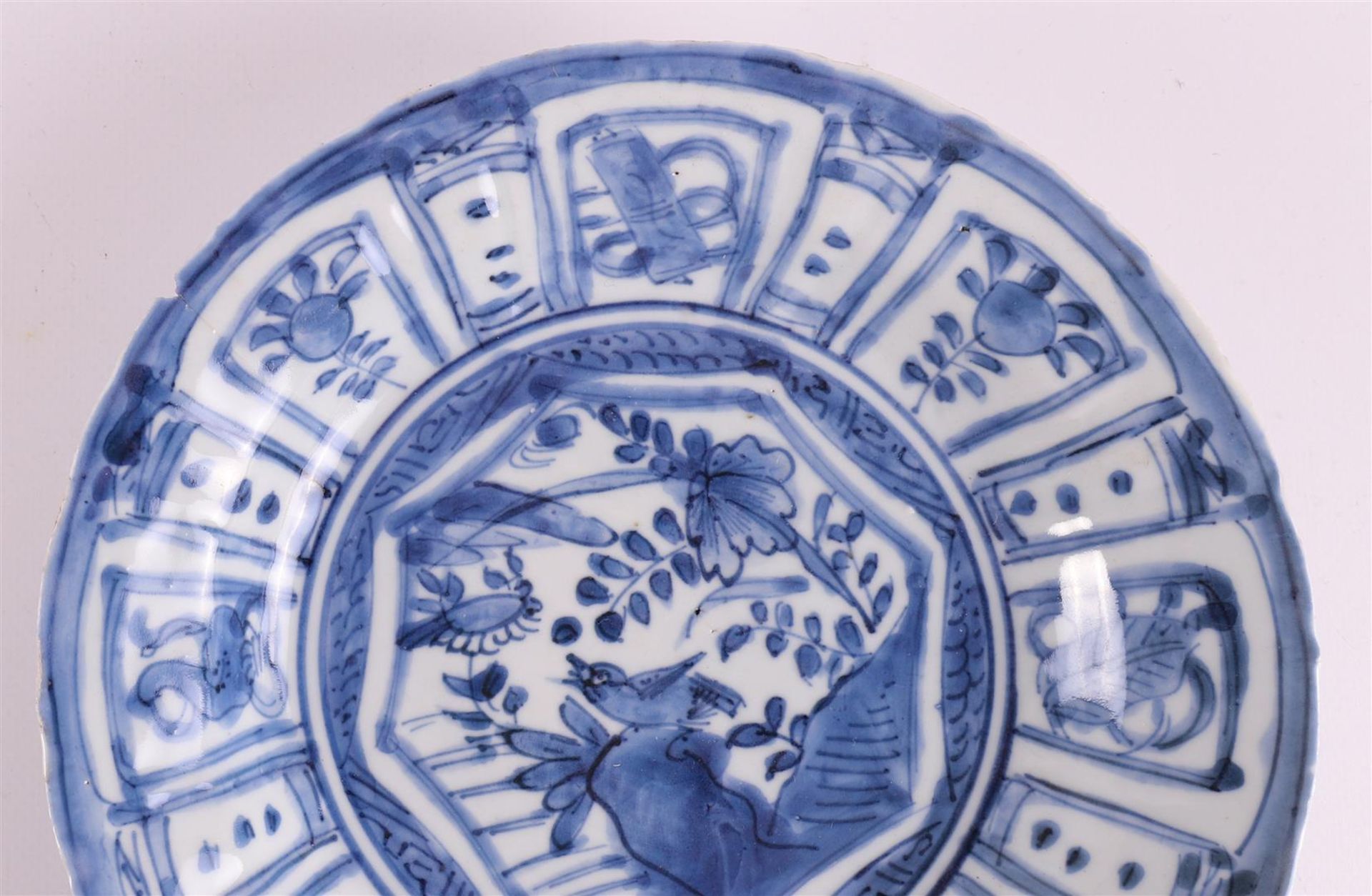 A blue/white porcelain 'kraak' dish, China, Wanli, around 1600. - Image 3 of 6