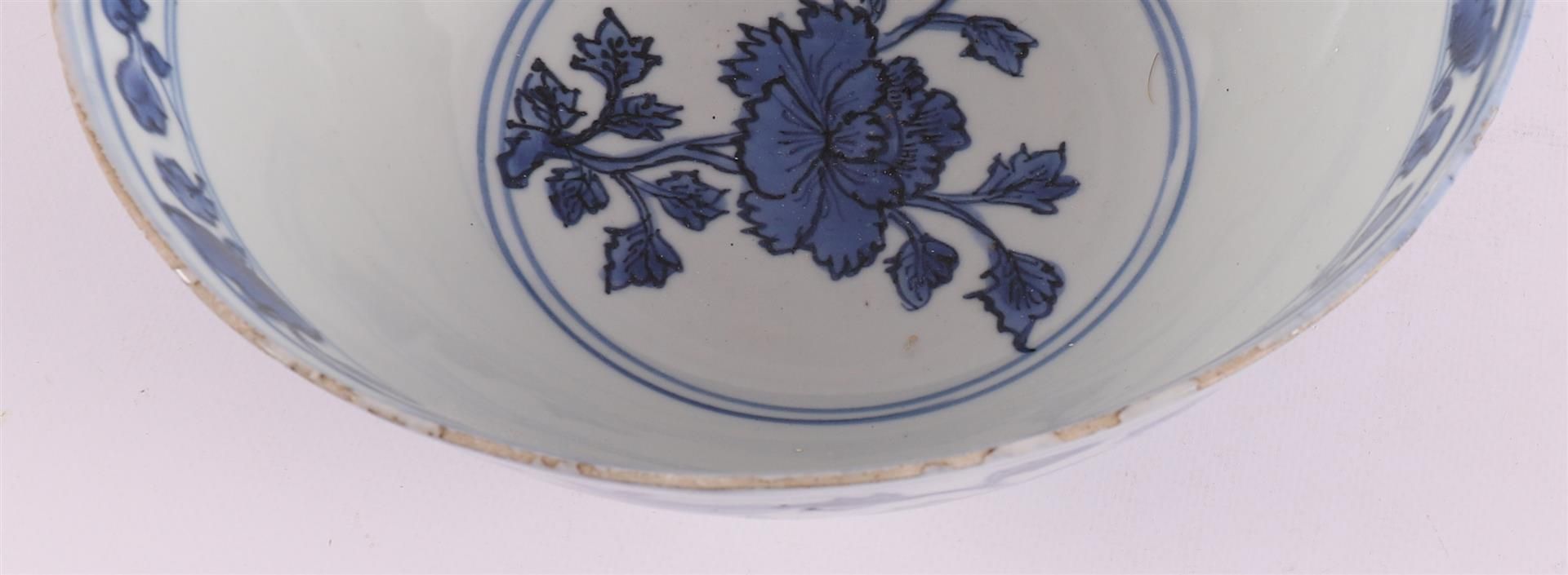 A blue/white porcelain bowl on stand ring, China, late Ming style. - Bild 7 aus 9