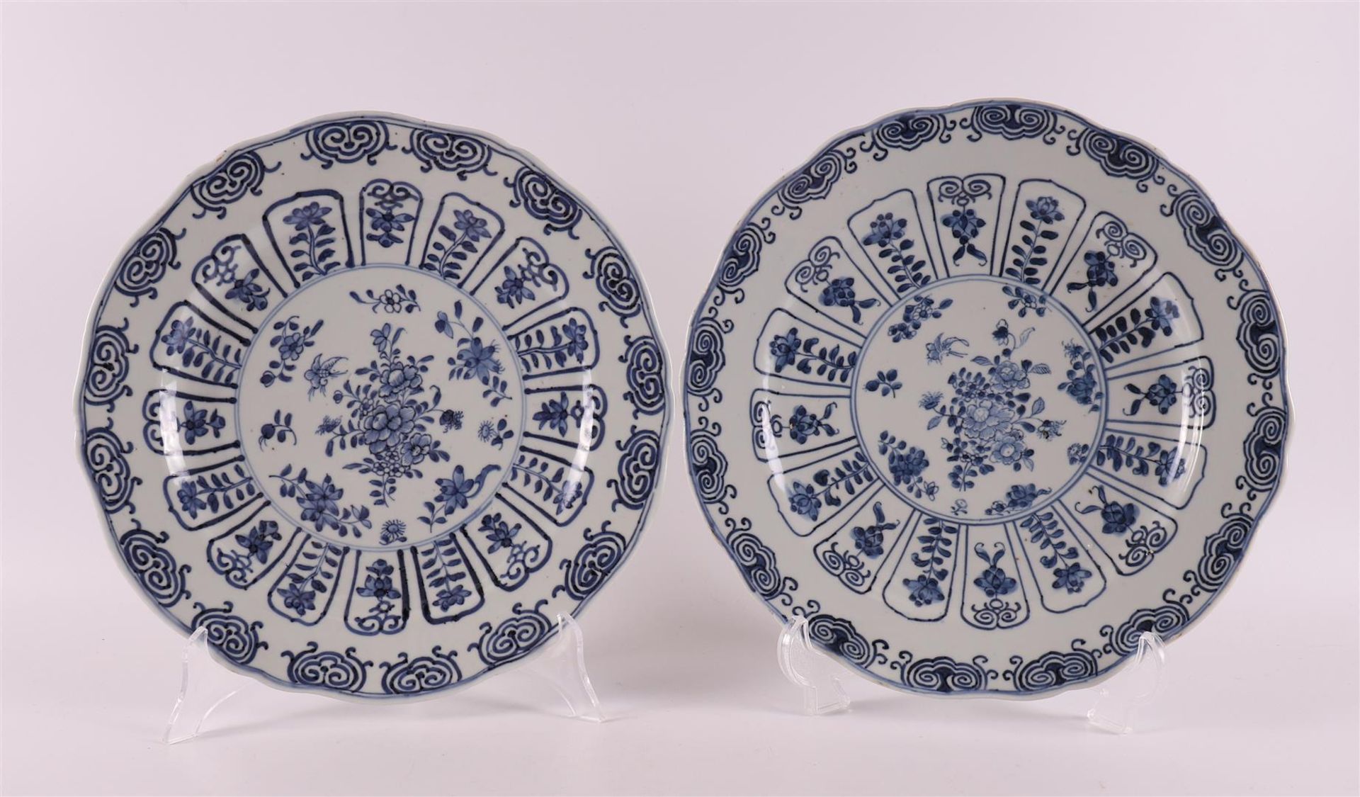 A set of blue/white porcelain plates, China, 18th/19th century.