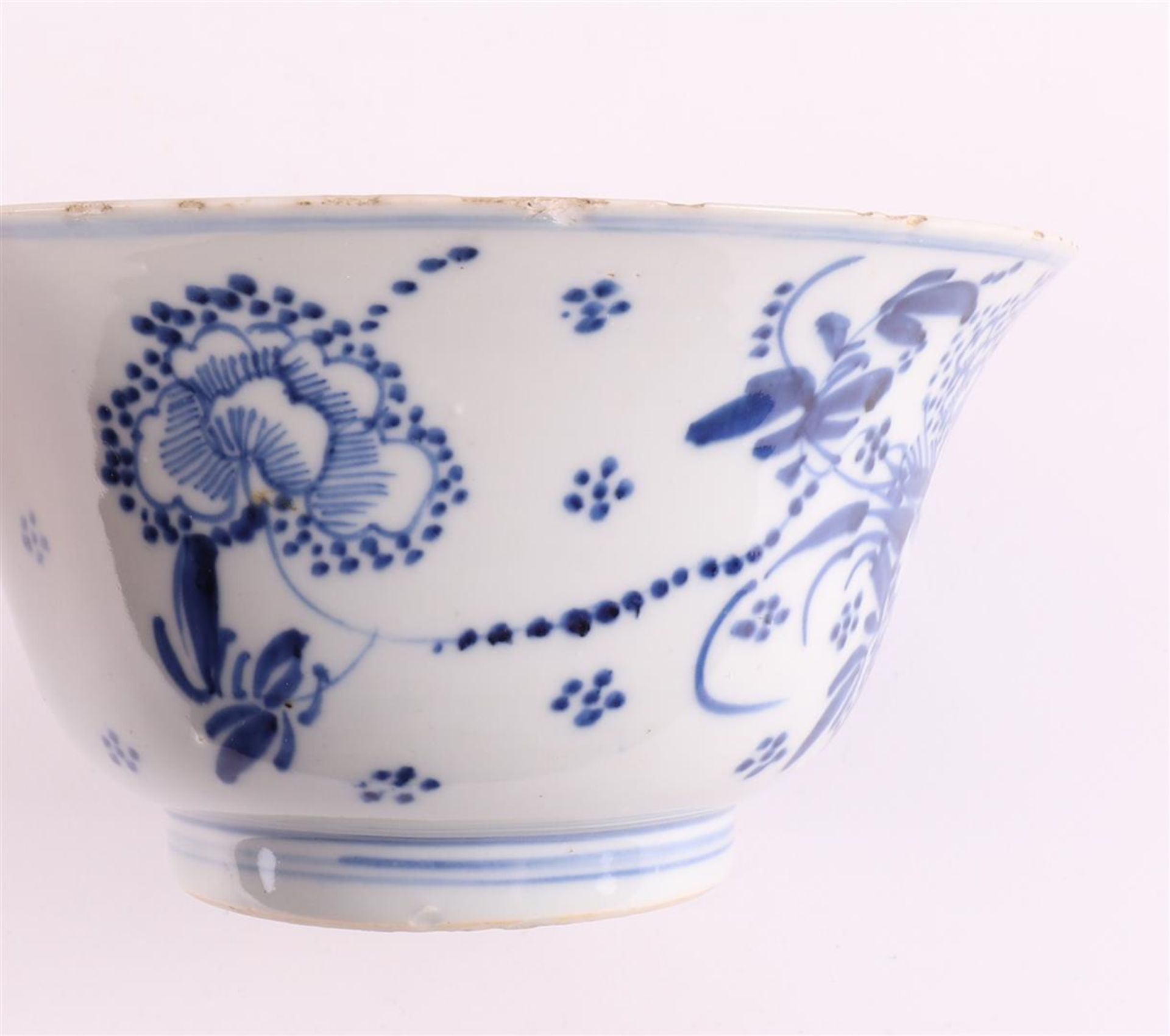 A blue/white porcelain bowl on stand ring, China, Kangxi style, 19th century. - Bild 11 aus 12