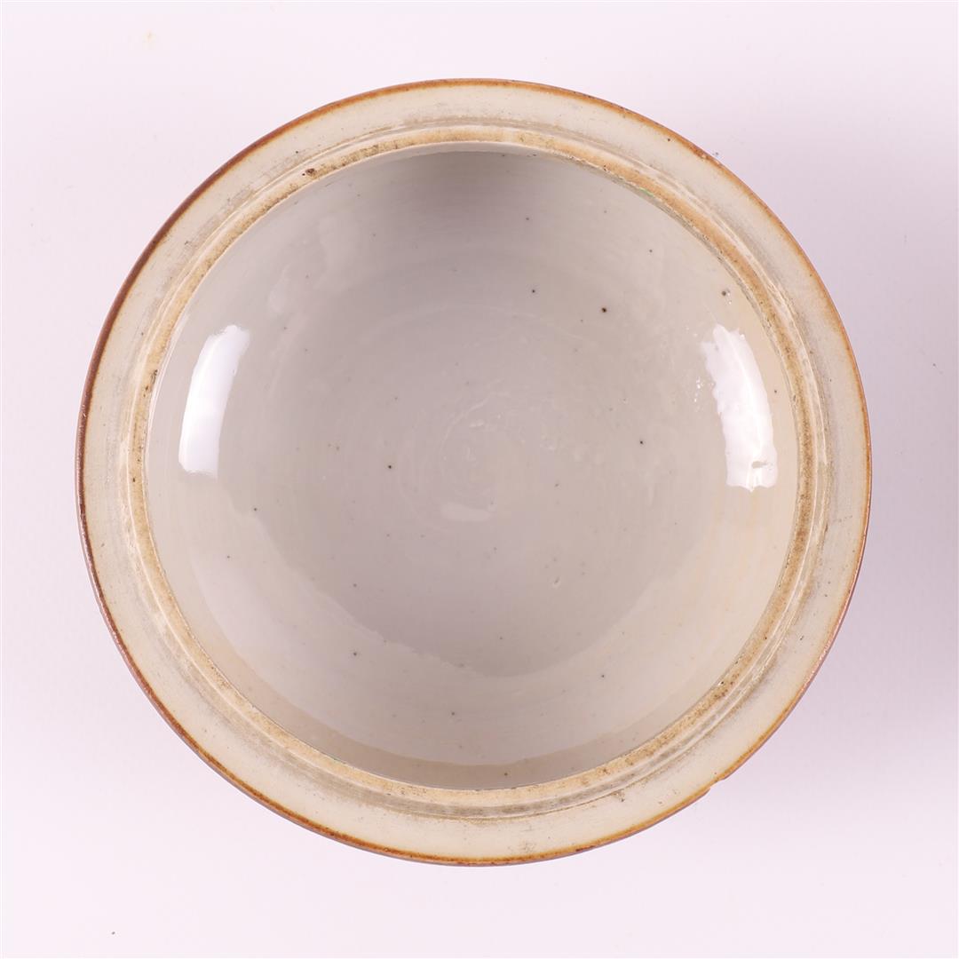 A porcelain famille verte lidded jar, China, Kangxi, around 1700. - Image 9 of 10